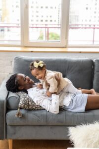 cam-giac-em-be-shake-it-off-trong-bung-thumb