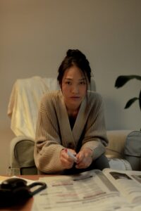 cho-be-2-thang-di-may-bay-can-chuan-bi-gi